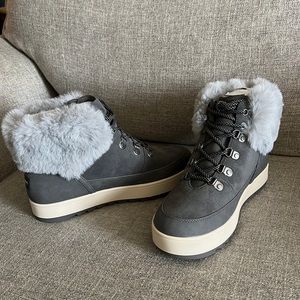 Koolaburra by UGG Womens Tynlee lace-up boots NEVER WORN